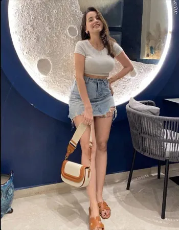 Russian escorts service in Saket - hand cash payment